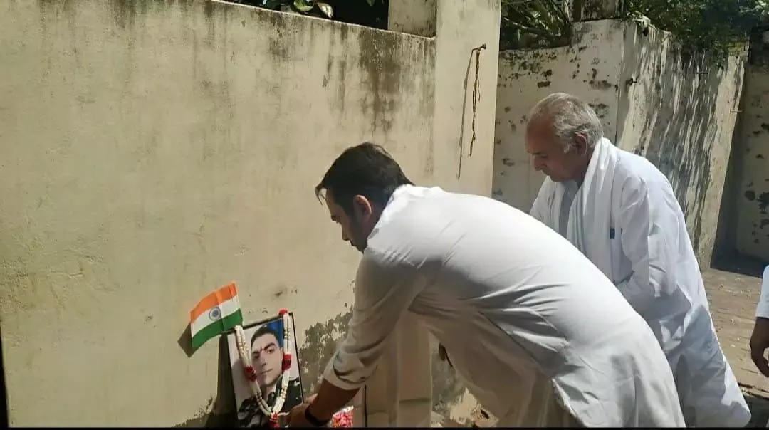शहीद सीआरपीएफ जवान के घर पहुंचे जयंत चौधरी शहीद सीआरपीएफ जवान के घर पहुंचे जयंत चौधरी