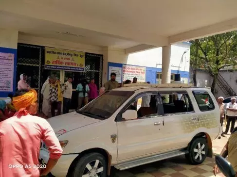 ट्रैक्टर ट्राली पलटने से हादसा, दो मासूम सहित 4 की दर्दनाक मौत, दो दर्जन घायल ट्रैक्टर ट्राली पलटने से हादसा, दो मासूम सहित 4 की दर्दनाक मौत, दो दर्जन घायल