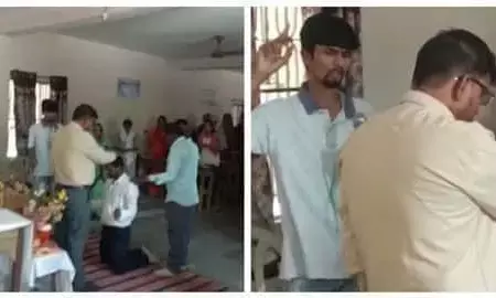 हिंदू धर्म बुरा, क्रिश्चियन अच्छा, भोपाल के स्कूल में गरीब हिंदुओ का ब्रेनवॉश कर कराया जा रहा धर्म परिवर्तन हिंदू धर्म बुरा, क्रिश्चियन अच्छा, भोपाल के स्कूल में गरीब हिंदुओ का ब्रेनवॉश कर कराया जा रहा धर्म परिवर्तन