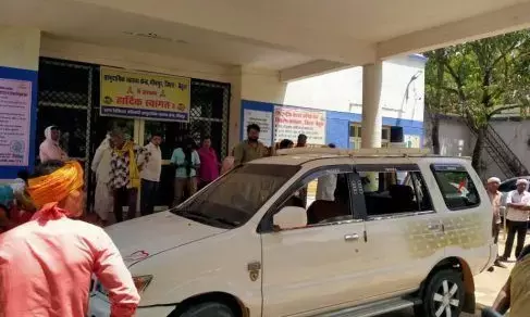 ट्रैक्टर ट्राली पलटने से हादसा, दो मासूम सहित 4 की दर्दनाक मौत, दो दर्जन घायल ट्रैक्टर ट्राली पलटने से हादसा, दो मासूम सहित 4 की दर्दनाक मौत, दो दर्जन घायल