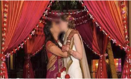 दो बहनों को आपस में ही हो गया प्यार, घरों से भागकर मंदिर में रचाई शादी और जानें फिर क्या हुआ दो बहनों को आपस में ही हो गया प्यार, घरों से भागकर मंदिर में रचाई शादी और जानें फिर क्या हुआ