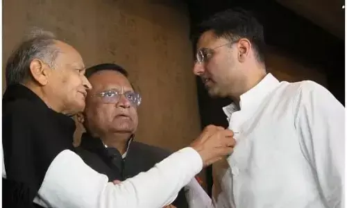 गांधी परिवार को किया गहलोत ने मुट्ठी में, कांग्रेसी नेता गहलोत के समक्ष नतमस्तक गांधी परिवार को किया गहलोत ने मुट्ठी में, कांग्रेसी नेता गहलोत के समक्ष नतमस्तक