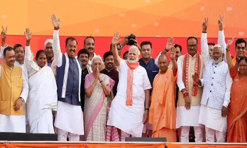 PM मोदी लखनऊ पहुंचे, योगी सरकार के मंत्रियों के साथ करेंगे मीटिंग, सुशासन का देंगे मंत्र