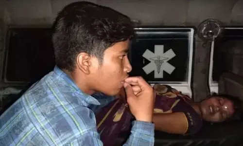 दिल दहल जायेगा: मौत के बाद एंबुलेंस में शव छोड़कर पति फरार, वाहन में मां को निहार कर रोता रहा पुत्र दिल दहल जायेगा: मौत के बाद एंबुलेंस में शव छोड़कर पति फरार, वाहन में मां को निहार कर रोता रहा पुत्र