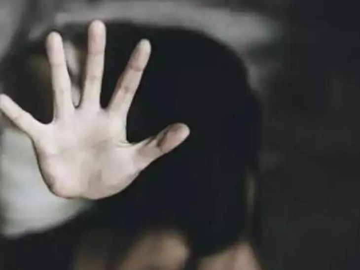 शर्मनाक! 3 साल से होटल में ले जाकर दोनों बेटियों से करता था रेप, आरोपी पिता गिरफ्तार शर्मनाक! 3 साल से होटल में ले जाकर दोनों बेटियों से करता था रेप, आरोपी पिता गिरफ्तार