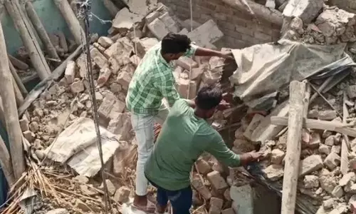 मुरादाबाद में अचानक भरभरा कर गिरा मकान मलबे के नीचे दब कर एक महिला की मौत मुरादाबाद में अचानक भरभरा कर गिरा मकान मलबे के नीचे दब कर एक महिला की मौत