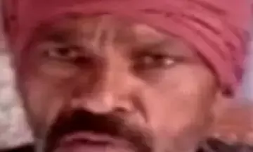 5 किलो रेत और 100 रुपए के साथ किसान गिरफ्तार, पुलिस ने लगाया अवैध खनन का आरोप 5 किलो रेत और 100 रुपए के साथ किसान गिरफ्तार, पुलिस ने लगाया अवैध खनन का आरोप