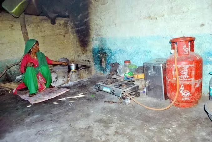 LPG Cylinder Hike: घरेलू सिलेंडर की कीमत में उछाल, अब कीमत 1000 पार, खामोश है सरकार