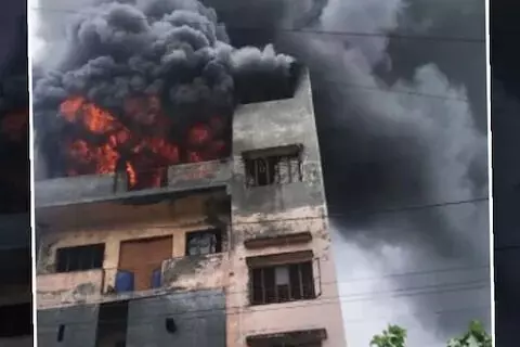दिल्ली के बवाना में थिनर फैक्ट्री में लगी आग, दमकल की 17 गाड़ियां मौके पर मौजूद, 1 की मौत, 7 घायल,