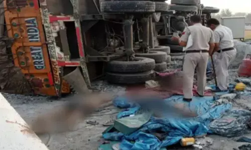 हरियाणा में बड़ा हादसा : झज्जर में सड़क किनारे सोए लोगों पर चढ़ा ट्रक; 3 की मौत, 11 घायल