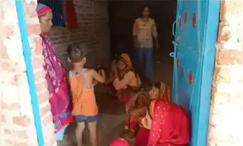 बारात लौटने पर दुल्हन ने लगाई फांसी, आत्महत्या के बाद से घर में पसरा मातमी सन्नाटा बारात लौटने पर दुल्हन ने लगाई फांसी, आत्महत्या के बाद से घर में पसरा मातमी सन्नाटा