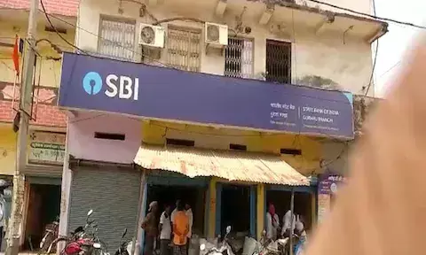 बिहार: बेखौफ अपराधियों ने गया में दिनदहाड़े SBI बैंक से 16 लाख की डकैती बिहार: बेखौफ अपराधियों ने गया में दिनदहाड़े SBI बैंक से 16 लाख की डकैती