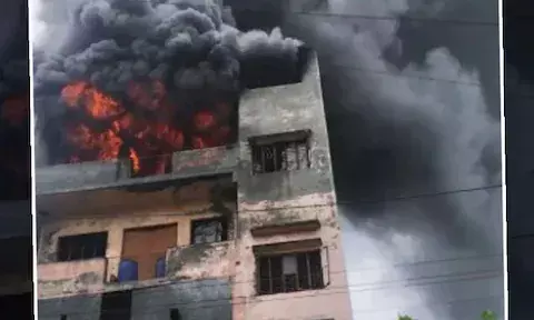 दिल्ली के बवाना में थिनर फैक्ट्री में लगी आग, दमकल की 17 गाड़ियां मौके पर मौजूद, 1 की मौत, 7 घायल,