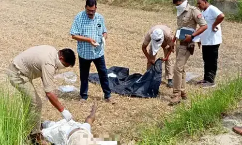 हत्या का खौफनाक मंजर, गला रेतकर चेहरा तेजाब से जलाया, फिर हत्यारों ने दोनों आंखें भी निकालीं हत्या का खौफनाक मंजर, गला रेतकर चेहरा तेजाब से जलाया, फिर हत्यारों ने दोनों आंखें भी निकालीं