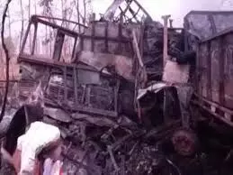 ट्रक और टैंकर की जोरदार टक्कर, 9 लोगों की दर्दनाक मौत ट्रक और टैंकर की जोरदार टक्कर, 9 लोगों की दर्दनाक मौत