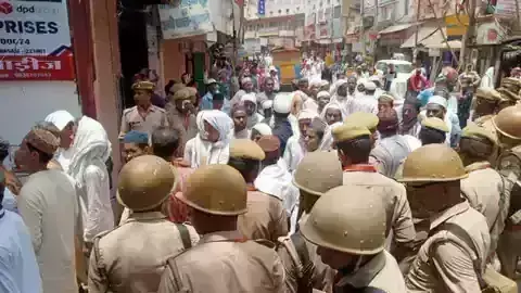 ज्ञानवापी में जुमे की नमाज अदा करने बड़ी संख्या में पहुंचे लोग, मस्जिद फुल होने पर लौटाए गए ज्ञानवापी में जुमे की नमाज अदा करने बड़ी संख्या में पहुंचे लोग, मस्जिद फुल होने पर लौटाए गए