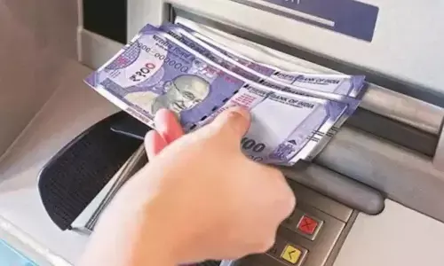 ATM Cash Withdrawal Rules: आज ही जान ले ATM से पैसे निकालने को लेकर बदले ये नियम, खाली लौटना पड़ सकता है घर
