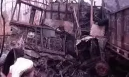 ट्रक और टैंकर की जोरदार टक्कर, 9 लोगों की दर्दनाक मौत