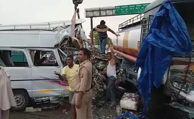 Accident in Bahraich: बहराइच में बड़ा दर्दनाक सड़क हादसा, टूरिस्ट बस और टैंकर में भीषण टक्कर, 3 नागरिकों की मौत