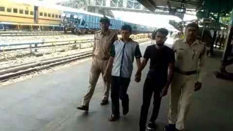 रेलवे कर्मचारी ही ट्वीटर पर देते थे ट्रेन में बम होने की झूठी सुचना, ये है वजह रेलवे कर्मचारी ही ट्वीटर पर देते थे ट्रेन में बम होने की झूठी सुचना, ये है वजह