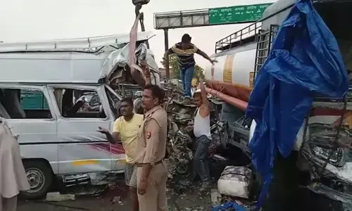 Accident in Bahraich: рдмрд╣рд░рд╛рдЗрдЪ рдореЗрдВ рдмрдбрд╝рд╛ рджрд░реНрджрдирд╛рдХ рд╕рдбрд╝рдХ рд╣рд╛рджрд╕рд╛, рдЯреВрд░рд┐рд╕реНрдЯ рдмрд╕ рдФрд░ рдЯреИрдВрдХрд░ рдореЗрдВ рднреАрд╖рдг рдЯрдХреНрдХрд░, 3 рдирд╛рдЧрд░рд┐рдХреЛрдВ рдХреА рдореМрдд Accident in Bahraich: рдмрд╣рд░рд╛рдЗрдЪ рдореЗрдВ рдмрдбрд╝рд╛ рджрд░реНрджрдирд╛рдХ рд╕рдбрд╝рдХ рд╣рд╛рджрд╕рд╛, рдЯреВрд░рд┐рд╕реНрдЯ рдмрд╕ рдФрд░ рдЯреИрдВрдХрд░ рдореЗрдВ рднреАрд╖рдг рдЯрдХреНрдХрд░, 3 рдирд╛рдЧрд░рд┐рдХреЛрдВ рдХреА рдореМрдд