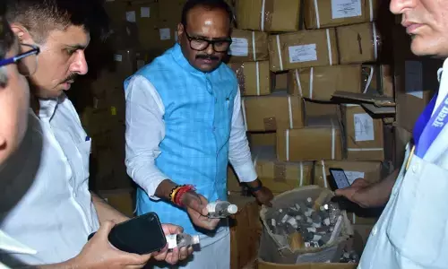 Deputy CM Brajesh Pathak News : डिप्टी सीएम बृजेश पाठक ने पकड़ी करोड़ों रुपये की एक्सपायर दवा, अब किया उन्होंने ये काम स्वास्थ्य विभाग में मचा हड़कंप Deputy CM Brajesh Pathak News : डिप्टी सीएम बृजेश पाठक ने पकड़ी करोड़ों रुपये की एक्सपायर दवा, अब किया उन्होंने ये काम स्वास्थ्य विभाग में मचा हड़कंप