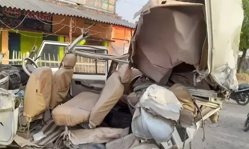 ट्रक से टक्कर के बाद बोलेरो के उड़े परखच्चे, एक की मौत, चार घायल