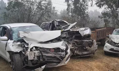 Balrampur Breaking News: ट्रैक्टर से भिड़ी कार एक ही परिवार के 6 लोगों की मौत Balrampur Breaking News: ट्रैक्टर से भिड़ी कार एक ही परिवार के 6 लोगों की मौत