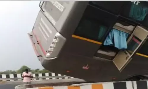 आगरा-लखनऊ एक्सप्रेस वे पर भीषण सड़क हादसा, डिवाइडर से टकराकर पुलिया पर लटकी बस, चालक की मौत, 25 यात्री घायल आगरा-लखनऊ एक्सप्रेस वे पर भीषण सड़क हादसा, डिवाइडर से टकराकर पुलिया पर लटकी बस, चालक की मौत, 25 यात्री घायल