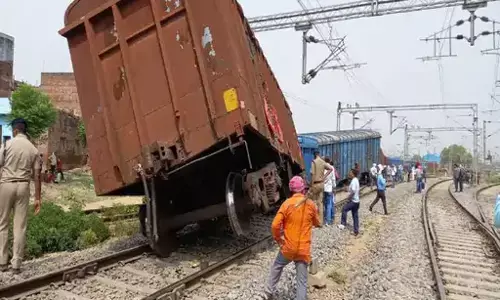 वाराणसी में मालगाड़ी के दो डिब्बे पलटे वाराणसी में मालगाड़ी के दो डिब्बे पलटे