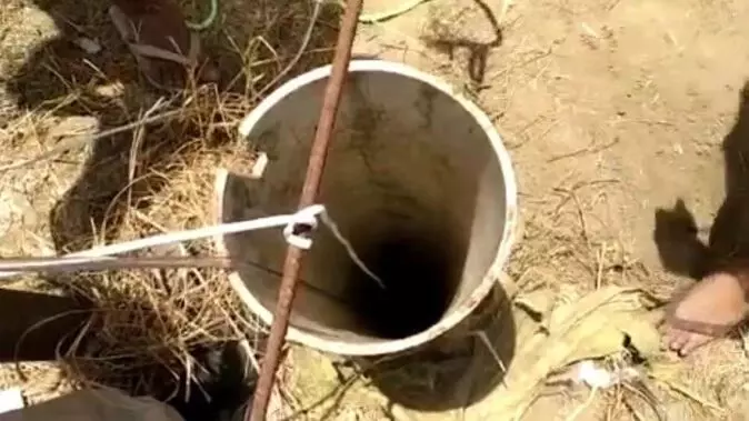 6 साल का बच्चा 300 फुट गहरे बोरवेल में गिरा, 100 फुट पर अटका, बोरवेल में कैमरा डालकर देखा गया तो.... 6 साल का बच्चा 300 फुट गहरे बोरवेल में गिरा, 100 फुट पर अटका, बोरवेल में कैमरा डालकर देखा गया तो....