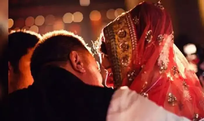 बहू को देख ससुर की नीयत फिसली, दोनों हो गये फरार, पति ने लिया बड़ा फैसला बहू को देख ससुर की नीयत फिसली, दोनों हो गये फरार, पति ने लिया बड़ा फैसला