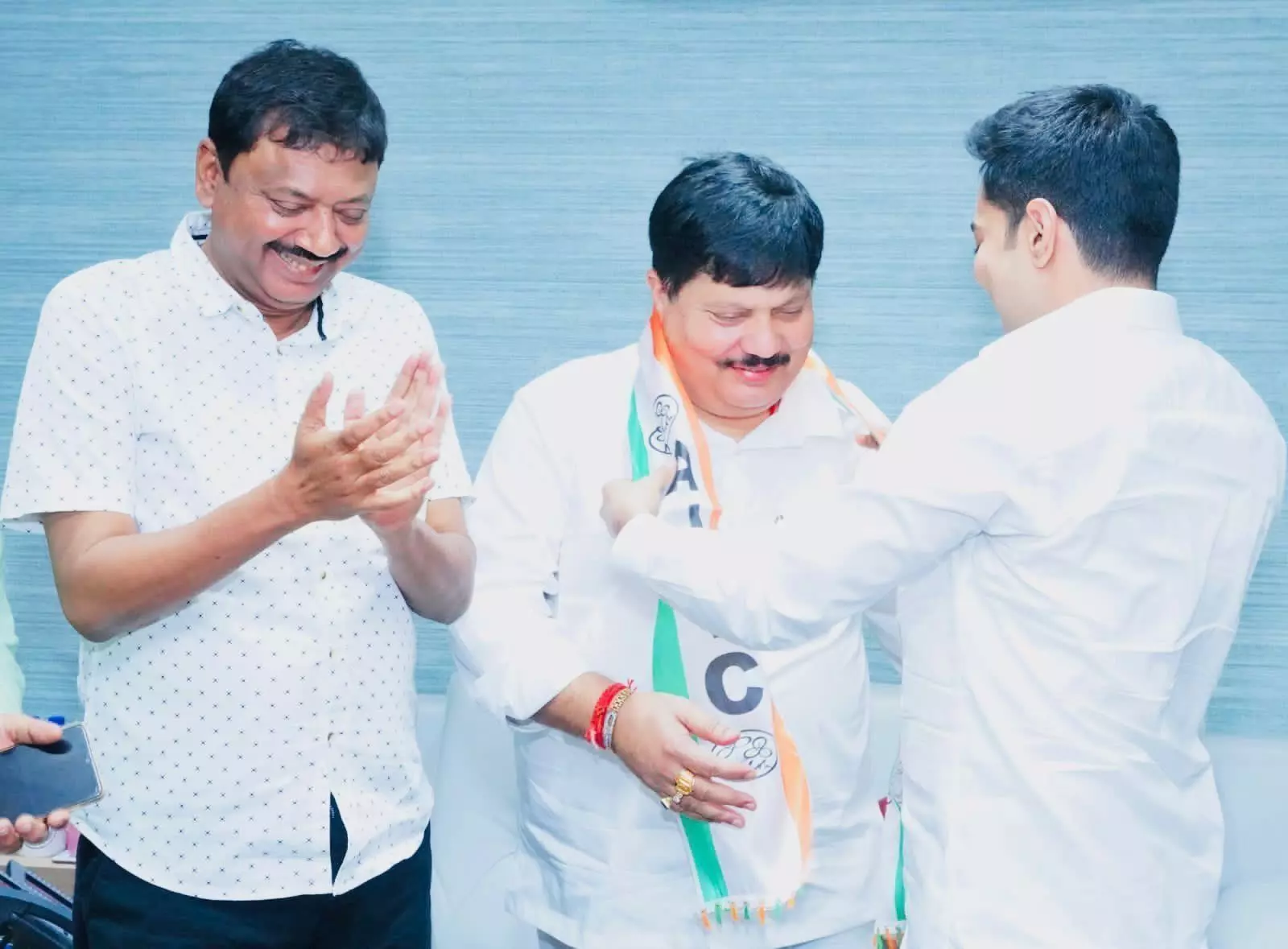 पश्चिम बंगाल में भाजपा को बड़ा झटका, BJP सांसद अर्जुन सिंह की तृणमूल में हुई वापसी पश्चिम बंगाल में भाजपा को बड़ा झटका, BJP सांसद अर्जुन सिंह की तृणमूल में हुई वापसी