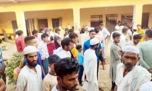 Muzaffarnagar Breaking News: рдореБрдЬрдлреНрдлрд░рдирдЧрд░ рдореЗрдВ рдкрд░рд┐рд╡рд╛рд░ рдХреЛ рдмрдВрдзрдХ рдмрдирд╛рдХрд░ 15 рд▓рд╛рдЦ рдХреА рдбрдХреИрддреА, рдкреБрд▓рд┐рд╕ рд╡рд┐рднрд╛рдЧ рдореЗрдВ рдордЪрд╛ рд╣реЬрдХрдВрдк Muzaffarnagar Breaking News: рдореБрдЬрдлреНрдлрд░рдирдЧрд░ рдореЗрдВ рдкрд░рд┐рд╡рд╛рд░ рдХреЛ рдмрдВрдзрдХ рдмрдирд╛рдХрд░ 15 рд▓рд╛рдЦ рдХреА рдбрдХреИрддреА, рдкреБрд▓рд┐рд╕ рд╡рд┐рднрд╛рдЧ рдореЗрдВ рдордЪрд╛ рд╣реЬрдХрдВрдк