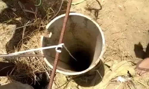 6 साल का बच्चा 300 फुट गहरे बोरवेल में गिरा, 100 फुट पर अटका, बोरवेल में कैमरा डालकर देखा गया तो.... 6 साल का बच्चा 300 फुट गहरे बोरवेल में गिरा, 100 फुट पर अटका, बोरवेल में कैमरा डालकर देखा गया तो....