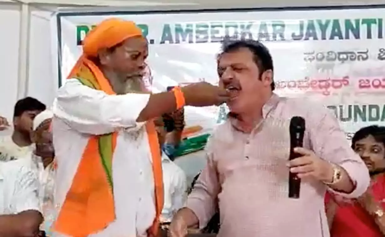 कांग्रेस MLA ने दलित संत के मुंह से निकाल कर खाया खाना, वीडियो हुआ वायरल कांग्रेस MLA ने दलित संत के मुंह से निकाल कर खाया खाना, वीडियो हुआ वायरल