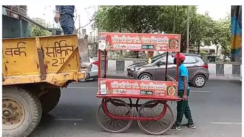 Noida Breaking News: नोएडा में छोटे दुकानदारों की खैर नहीं, मुफ्त में बिरयानी नहीं दी तो ठेली उठा कर ले गए, दुकानदार भुखमरी के कगार पर