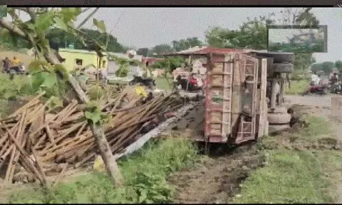 बिहार में भीषण सड़क हादसा, ट्रक पलटने से 8 लोगों की दर्दनाक मौत