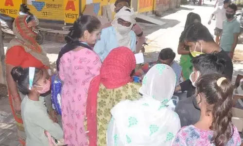 UP Ration Card News: वसूली के डर से दौड़े चले आ रहे लोग UP Ration Card News: वसूली के डर से दौड़े चले आ रहे लोग