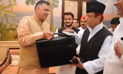आजम खान ने ली विधायक पद की शपथ और दे दिया बड़ा संदेश, अब मची है सपा में खलबली आजम खान ने ली विधायक पद की शपथ और दे दिया बड़ा संदेश, अब मची है सपा में खलबली