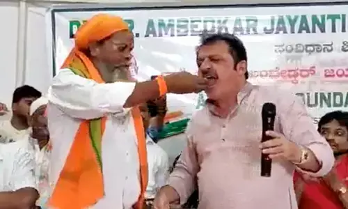 कांग्रेस MLA ने दलित संत के मुंह से निकाल कर खाया खाना, वीडियो हुआ वायरल कांग्रेस MLA ने दलित संत के मुंह से निकाल कर खाया खाना, वीडियो हुआ वायरल