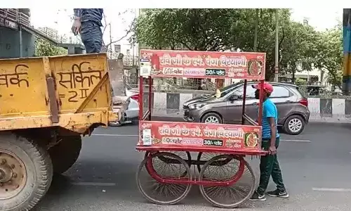 Noida Breaking News: नोएडा में छोटे दुकानदारों की खैर नहीं, मुफ्त में बिरयानी नहीं दी तो ठेली उठा कर ले गए, दुकानदार भुखमरी के कगार पर Noida Breaking News: नोएडा में छोटे दुकानदारों की खैर नहीं, मुफ्त में बिरयानी नहीं दी तो ठेली उठा कर ले गए, दुकानदार भुखमरी के कगार पर