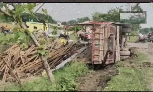 बिहार में भीषण सड़क हादसा, ट्रक पलटने से 8 लोगों की दर्दनाक मौत बिहार में भीषण सड़क हादसा, ट्रक पलटने से 8 लोगों की दर्दनाक मौत