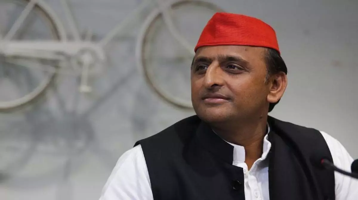 Akhilesh Yadav News :आत्मघाती और जगहसाई राजनीति के नमूने बन गये अखिलेश यादव