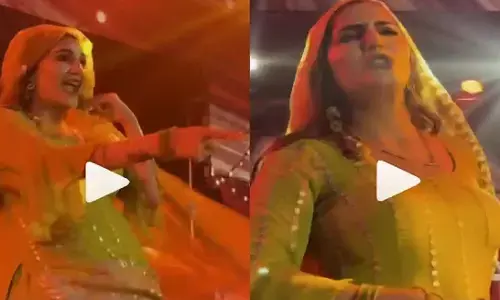 Sapna Choudhary ने स्टेज पर सूट पहनकर किया गजब का डांस, Video देखकर झूम उठे फैंस Sapna Choudhary ने स्टेज पर सूट पहनकर किया गजब का डांस, Video देखकर झूम उठे फैंस
