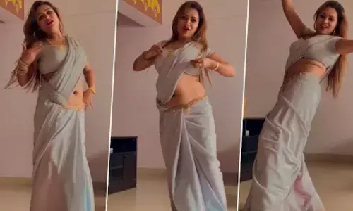 Desi Bhabhi Dance: देसी भाभी ने भोजपुरी गाने पर मटकाई जबरदस्त कमर, वीडियो देख हार बैठेंगे दिल Desi Bhabhi Dance: देसी भाभी ने भोजपुरी गाने पर मटकाई जबरदस्त कमर, वीडियो देख हार बैठेंगे दिल