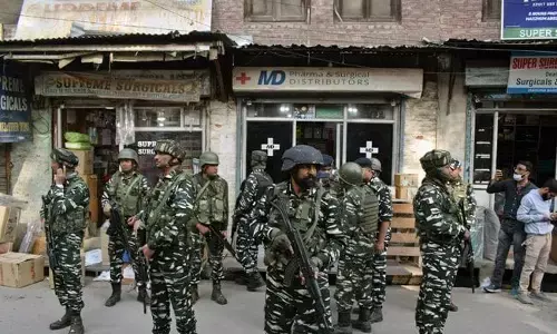 J&K : рд╢реНрд░реАрдирдЧрд░ рдореЗрдВ рдЖрддрдВрдХрд┐рдпреЛрдВ рдиреЗ рдХреА рдкреБрд▓рд┐рд╕рдХрд░реНрдореА рдХреА рд╣рддреНрдпрд╛, рд╣рдорд▓реЗ рдореЗрдВ рдкреБрд▓рд┐рд╕рдХрд░реНрдореА рдХреА 7 рд╕рд╛рд▓ рдХреА рдорд╛рд╕реВрдо рдмреЗрдЯреА рдШрд╛рдпрд▓ J&K : рд╢реНрд░реАрдирдЧрд░ рдореЗрдВ рдЖрддрдВрдХрд┐рдпреЛрдВ рдиреЗ рдХреА рдкреБрд▓рд┐рд╕рдХрд░реНрдореА рдХреА рд╣рддреНрдпрд╛, рд╣рдорд▓реЗ рдореЗрдВ рдкреБрд▓рд┐рд╕рдХрд░реНрдореА рдХреА 7 рд╕рд╛рд▓ рдХреА рдорд╛рд╕реВрдо рдмреЗрдЯреА рдШрд╛рдпрд▓
