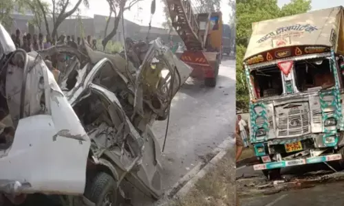 यूपी में बड़ा हादसा : बाराबंकी में कंटेनर और कार की टक्कर में चार लोगों की दर्दनाक  मौत यूपी में बड़ा हादसा : बाराबंकी में कंटेनर और कार की टक्कर में चार लोगों की दर्दनाक  मौत