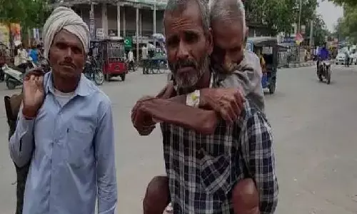 गोंडा में एक बेटा अपने बुजुर्ग पिता को कंधे पर लादकर 2.5KM पैदल चला गोंडा में एक बेटा अपने बुजुर्ग पिता को कंधे पर लादकर 2.5KM पैदल चला