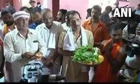 मस्जिद के बाहर विहिप और बजरंग दल ने किया पूजा-पाठ, तनाव के बाद धारा 144 लागू